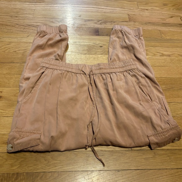 Dress Forum women’s Light Brown Cargo Pants - Picture 2 of 4